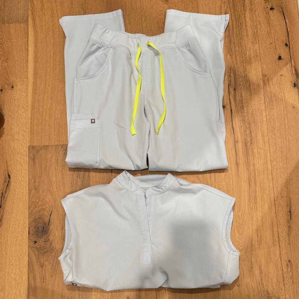 Figs open skies scrub set